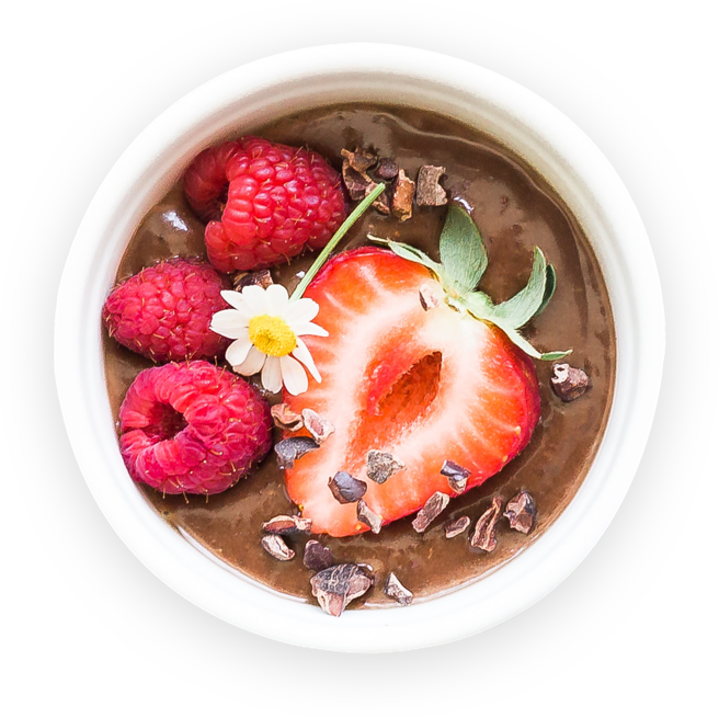 vasetto di mousse al cioccolato decorato con fragola e lamponi